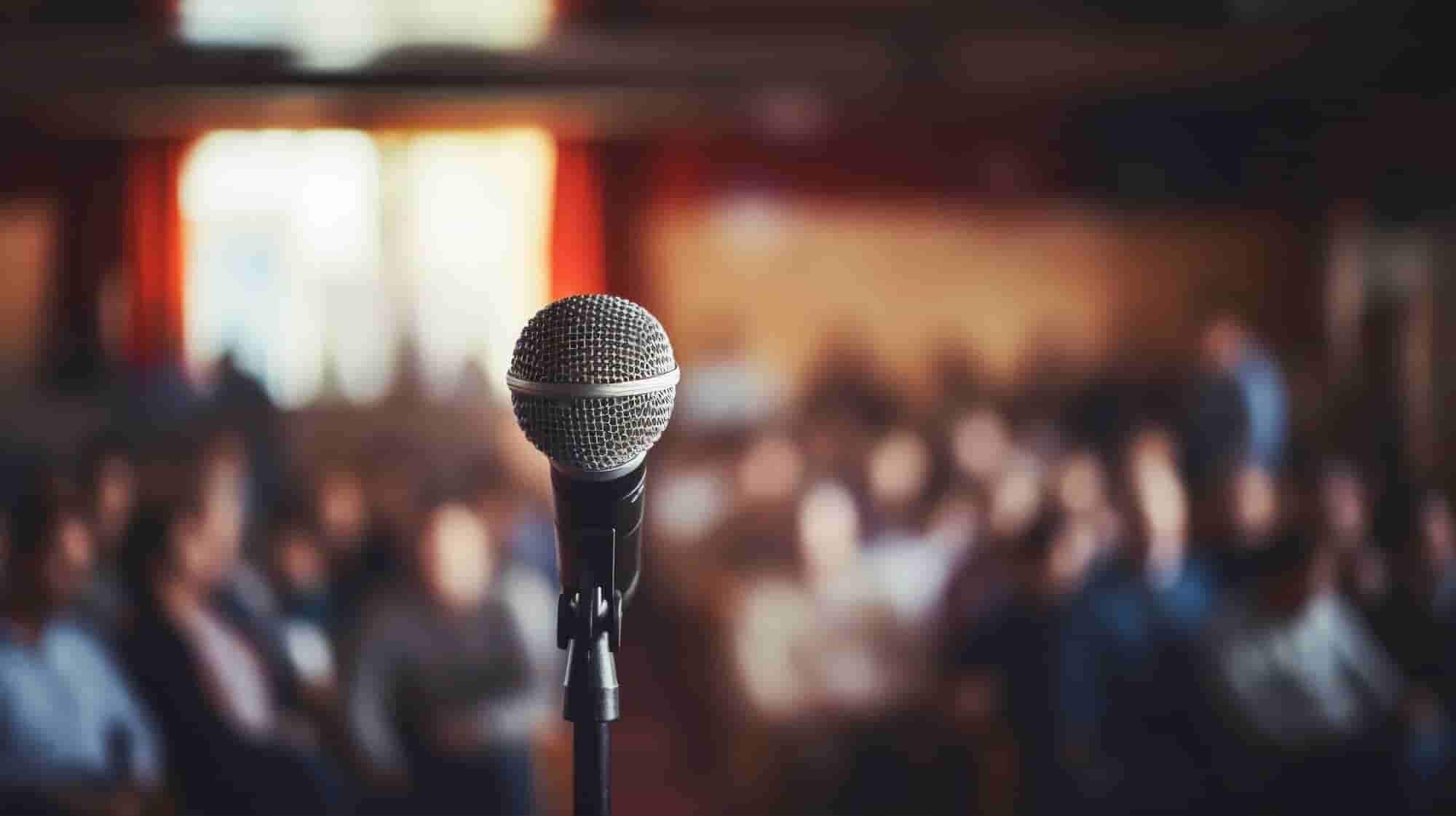 Feria de exposiciones con diversos stands iluminados