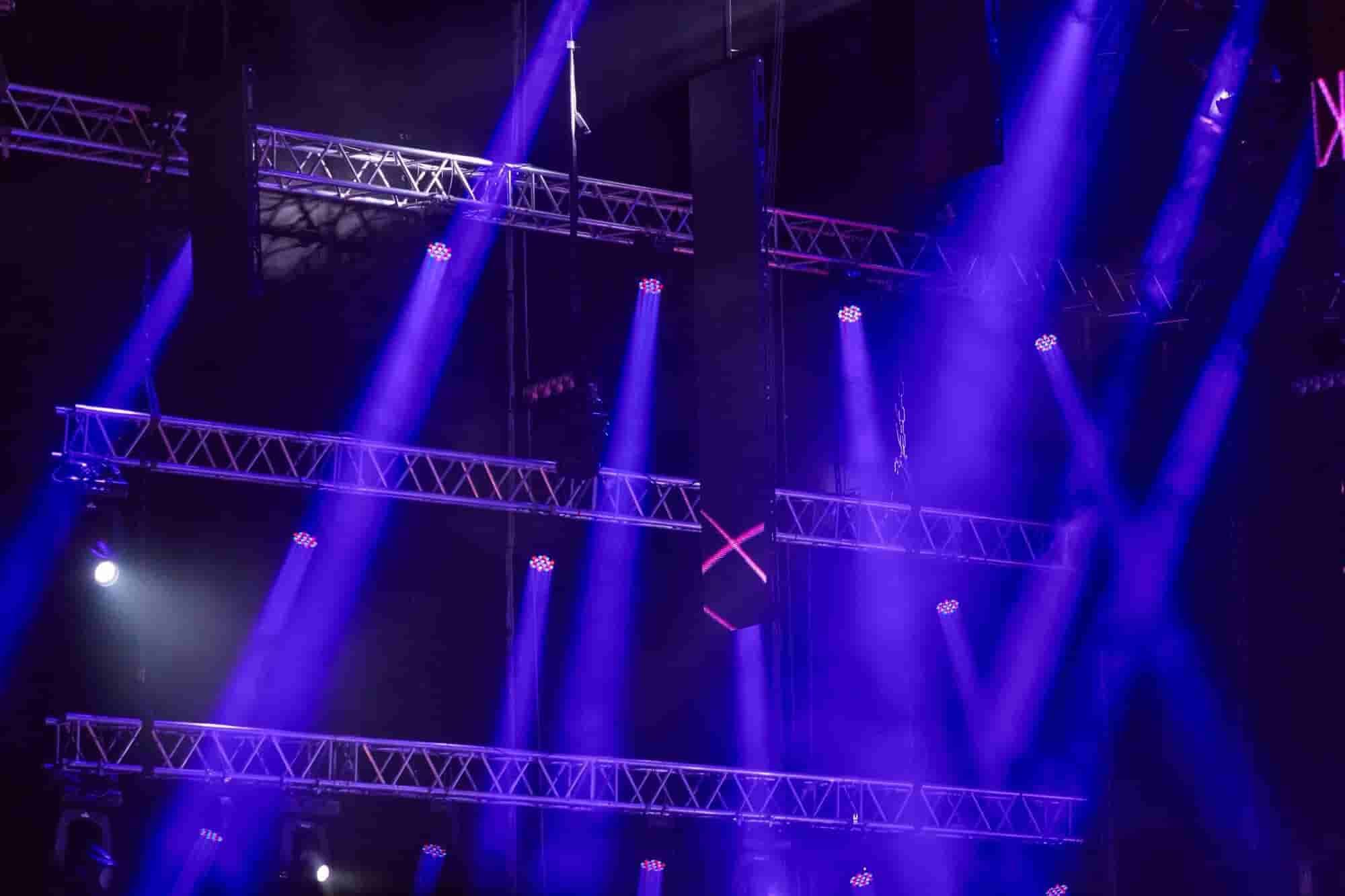 Producción de un lanzamiento de producto con luces y pantalla