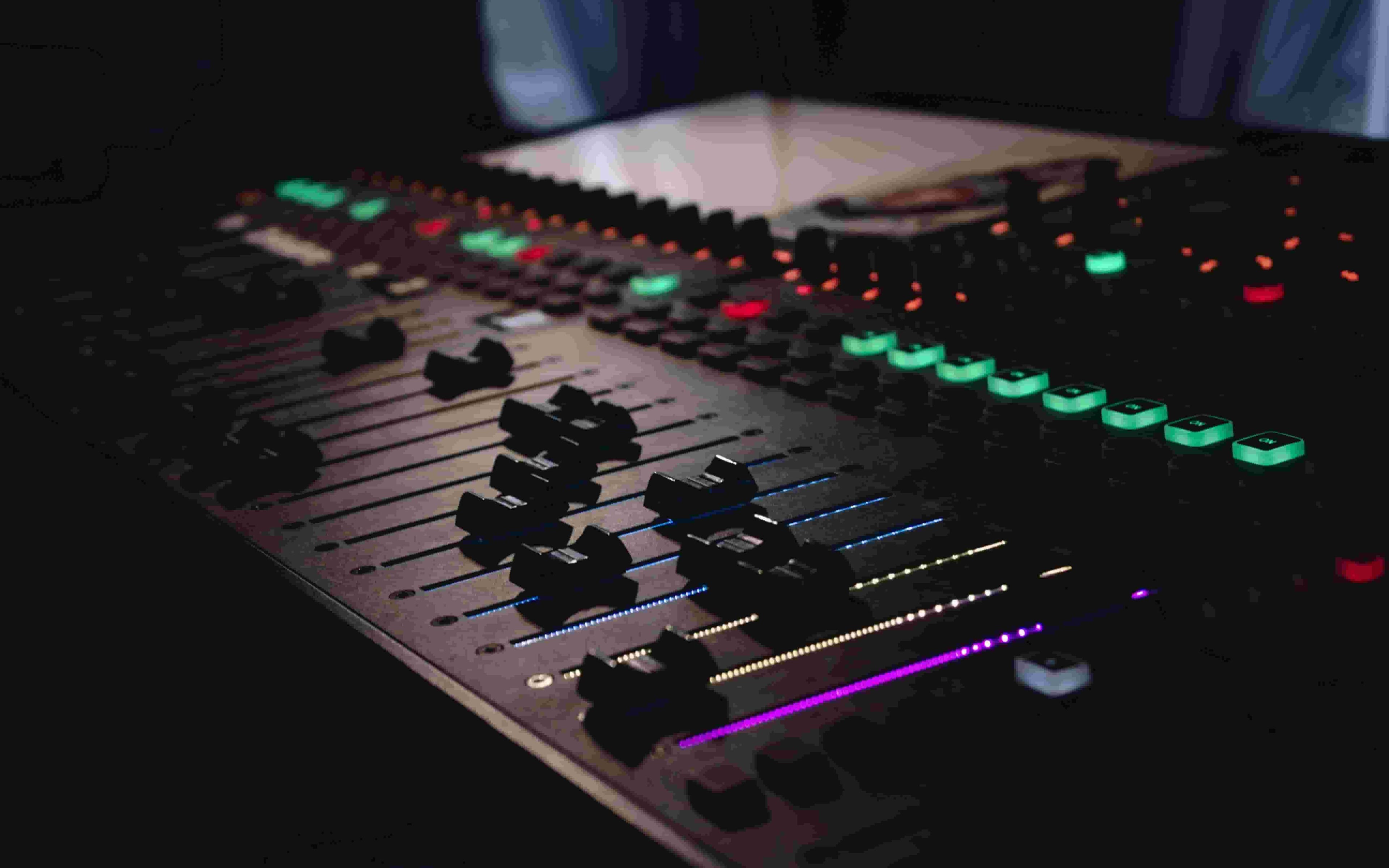 Equipo de producción audiovisual en un evento corporativo