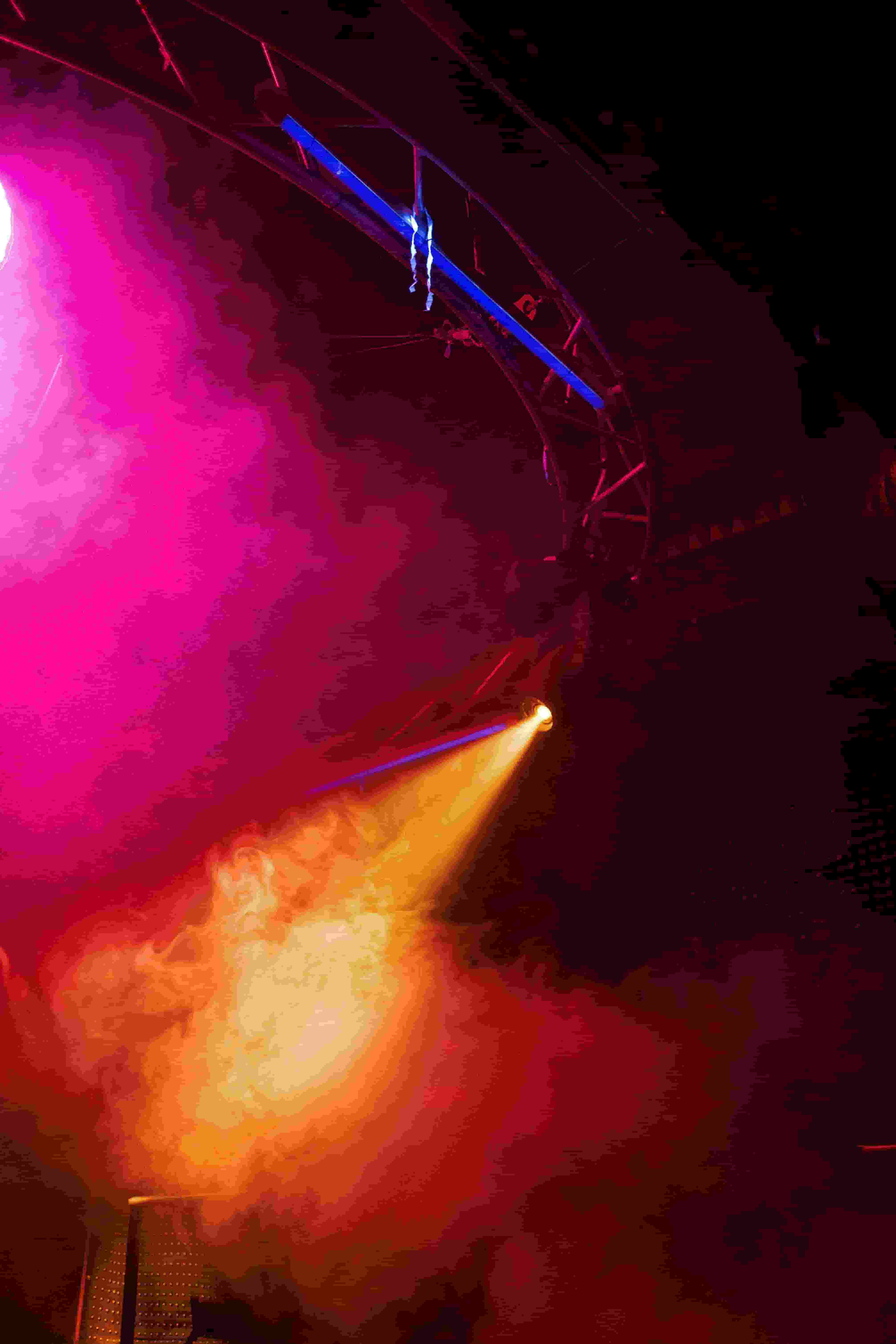 Gran evento corporativo con escenario iluminado y asistentes