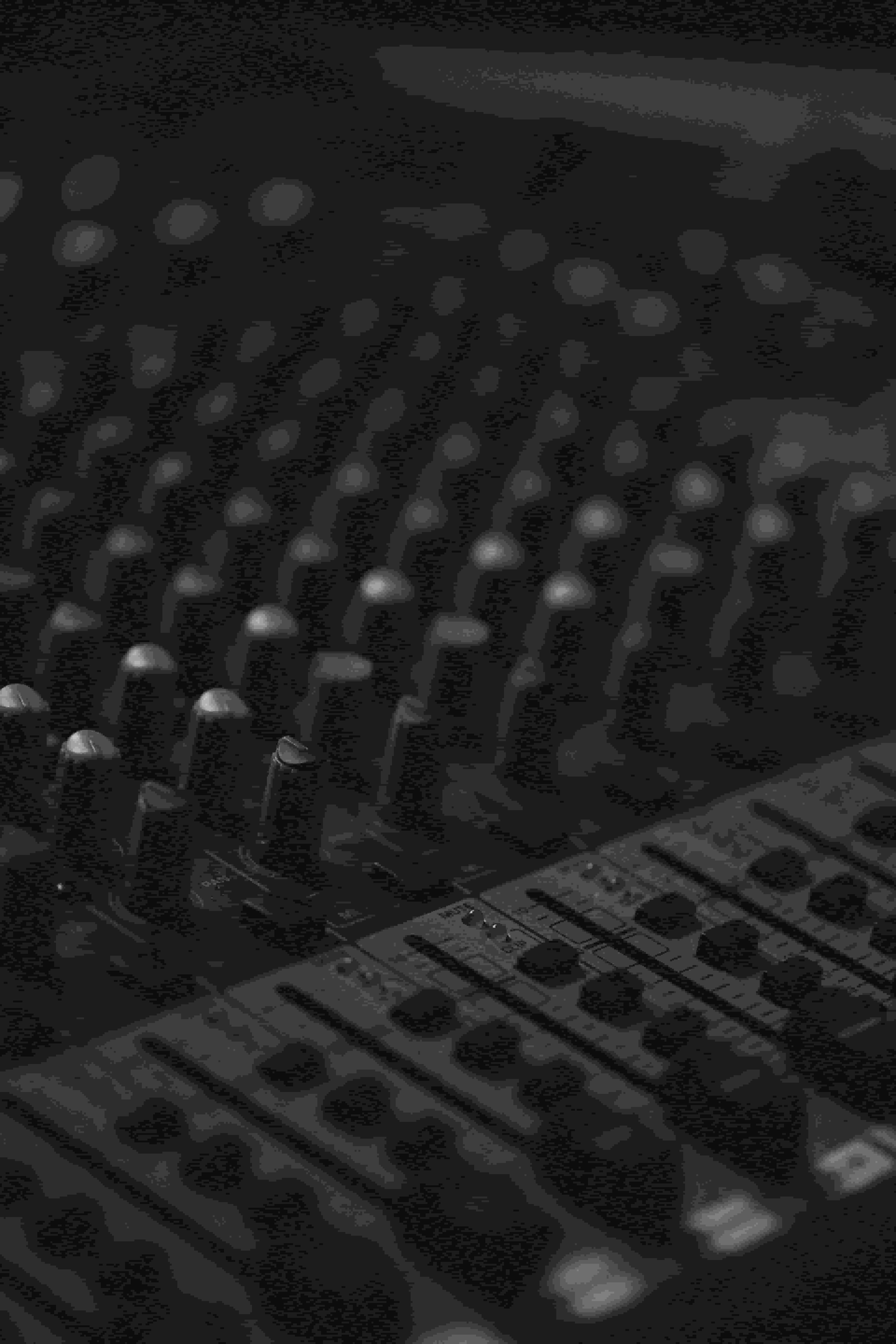 Auditorio con equipo de audio y proyección para conferencias